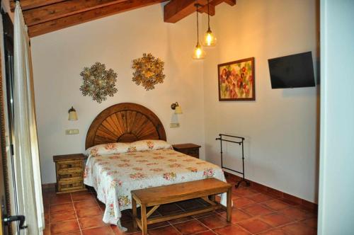 El Hojaranzo Casa rural con encanto en Candeleda tesisinde bir odada yatak veya yataklar