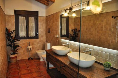 Et badeværelse på El Hojaranzo Casa rural con encanto en Candeleda