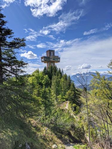 a cross on top of a hill with trees at Ferienwohnung Bergzauber in Sankt Jakob in Haus