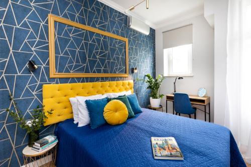Säng eller sängar i ett rum på Luxe Living Krakow