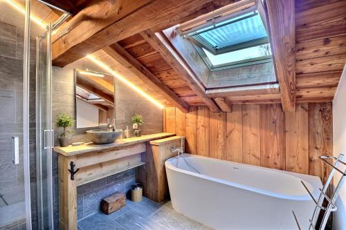 Ένα μπάνιο στο Chalet Taconnaz - Warm & Cosy 3BR Chalet with Fireplace in Nature - By Cozee Rentals