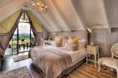 1 dormitorio con cama y ventana grande en Loerie's Call Guesthouse, en Nelspruit