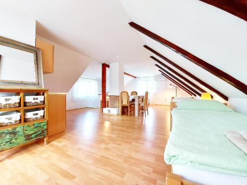 Ένα ή περισσότερα κρεβάτια σε δωμάτιο στο Peter's Pine Cottage