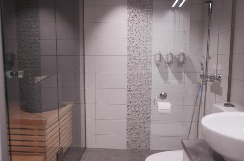 薩利色爾卡的住宿－Luttokolo, Saariselkä，带淋浴、卫生间和盥洗盆的浴室