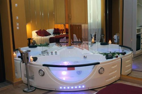 una grande vasca da bagno in una camera da letto di HOTEL VILLA ISA a Pescara