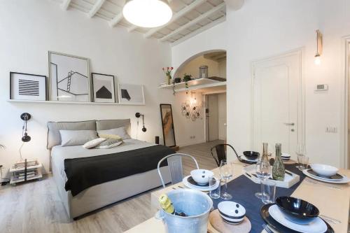 een slaapkamer met een bed en een tafel met borden erop bij Vieqqua Holiday Home in Rome