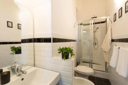 een badkamer met een wastafel, een toilet en een douche bij Vieqqua Holiday Home in Rome