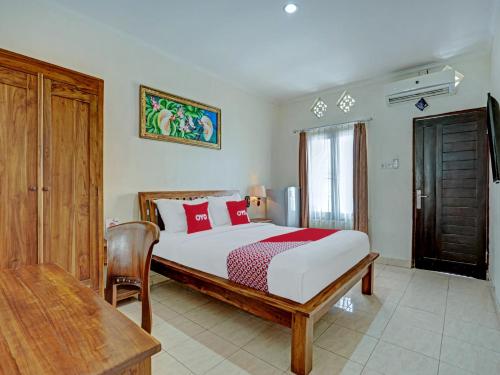 A bed or beds in a room at Super OYO 3904 Kiki Residence Bali