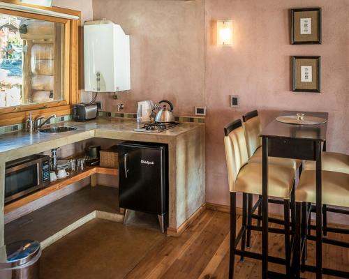 a kitchen with a counter and a table and chairs at Lirolay apartments in San Carlos de Bariloche