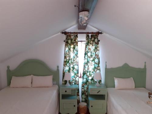 um quarto com 2 camas e uma janela em A casa do pátio em Montalegre