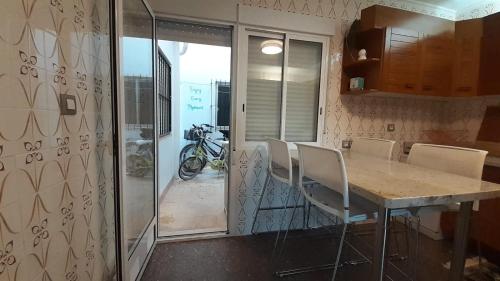 kuchnia ze stołem i krzesłami w pokoju w obiekcie el molino de viento flat w mieście San Pedro del Pinatar