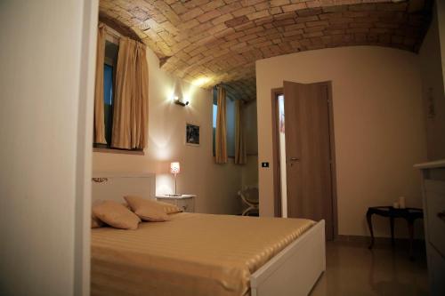 una camera con un letto e un soffitto in mattoni di 74 Crescenzio House a Roma