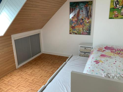 Tempat tidur dalam kamar di Maison de vacances familiale Kairon Plage B