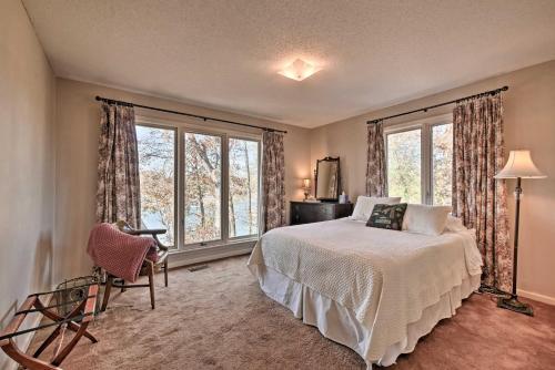 1 dormitorio con 1 cama y 2 ventanas grandes en Chickamauga Lake Vacation Rental with Boat Dock!, en Dayton