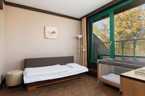 Säng eller sängar i ett rum på Portobello Wellness & Yacht Hotel Esztergom