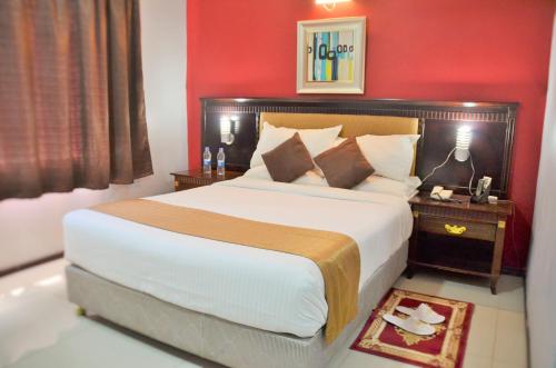 Cama ou camas em um quarto em Riverside Hotel