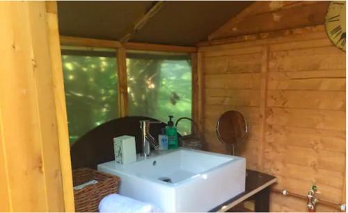 Bathroom sa Traditional YURT @ Longleat