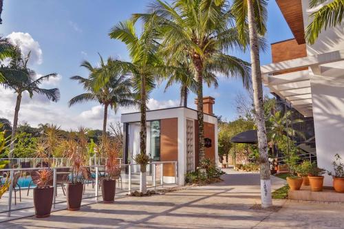 uma casa com palmeiras e uma piscina em Pousada Bella Casa em Balneário Camboriú