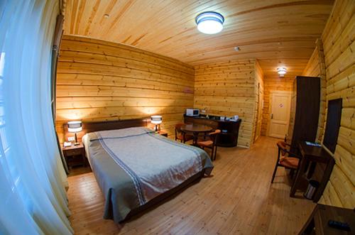 Un pat sau paturi într-o cameră la Карпатські зорі SPAhotel