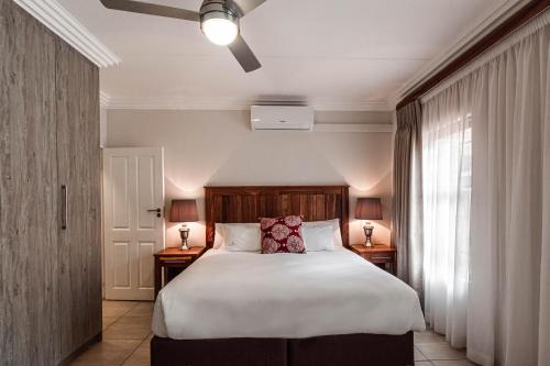 Säng eller sängar i ett rum på Camelot Guest House & Apartments
