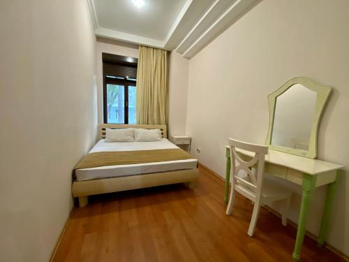 1 dormitorio con cama, tocador y espejo en Old City Apartment, en Odessa