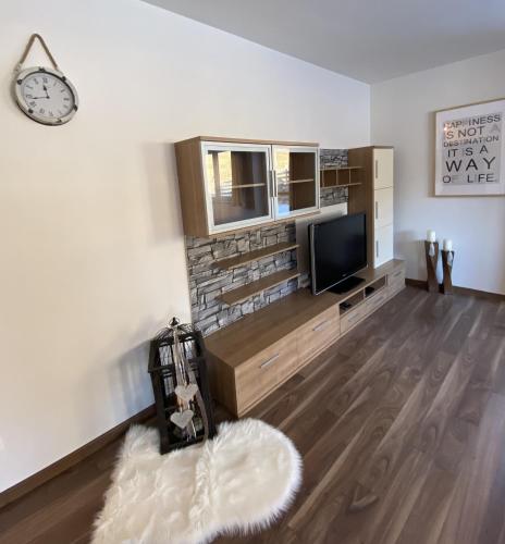 Una televisión o centro de entretenimiento en Ferienwohnung Bernadette