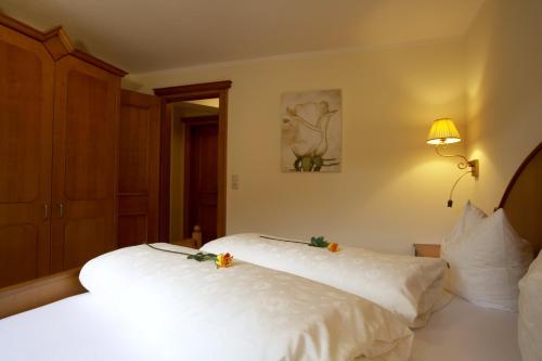 1 dormitorio con 2 camas con flores en Sammer's Rosenchalet en Tannheim