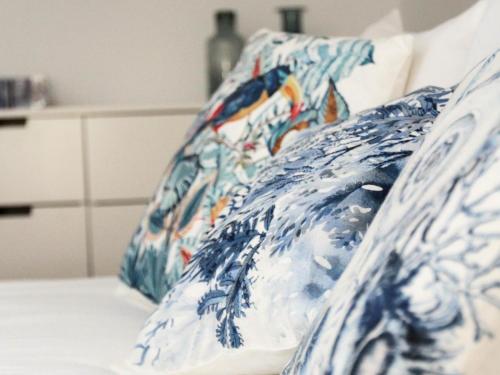 - un lit avec des draps et des oreillers bleus et blancs dans l'établissement Sao bento stylish cozy apt with ac balcony, à Lisbonne