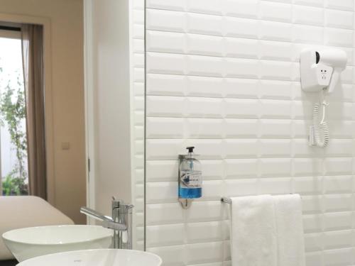 Chiado modern apt with ac elevator green terrace