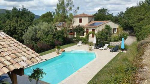 マロセーヌにあるVilla de 4 chambres avec piscine privee jardin amenage et wifi a Malauceneのギャラリーの写真