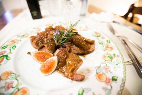 インの敷地内または近くでの食事または食べ物
