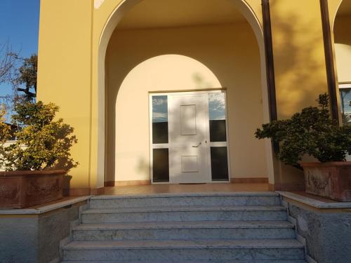 an entrance to a building with stairs leading to a door at Apartamento Vittoria Marina di Pietrasanta in Pietrasanta