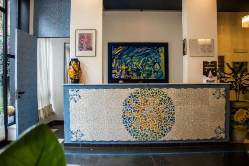a counter in a room with a painting on the wall at La Piramide in Roccalumera