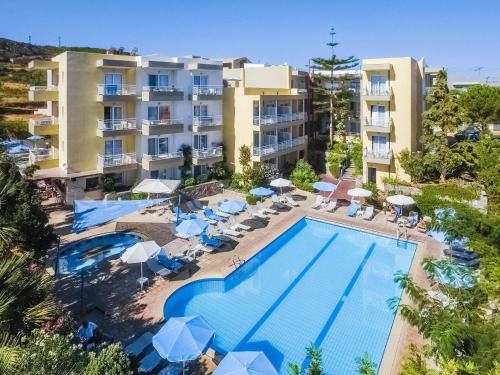 une vue aérienne d'un hôtel avec piscine dans l'établissement Ibiscos Garden Hotel, à Réthymnon