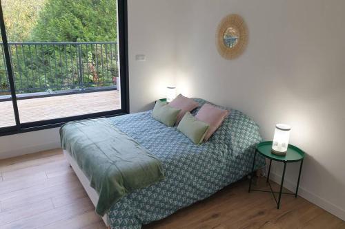 - une chambre avec un lit et une grande fenêtre dans l'établissement studio 3 Henriville, à Amiens