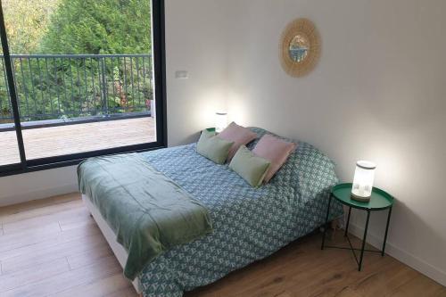 une chambre avec un lit et une grande fenêtre dans l'établissement studio 3 Henriville, à Amiens