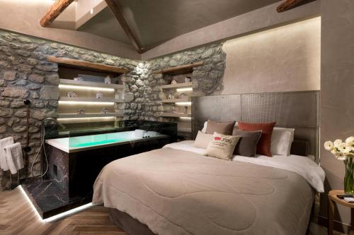 卡蘭巴卡的住宿－Tsikeli Boutique Hotel Meteora - Adults Friendly，一间卧室配有一张大床和一张书桌