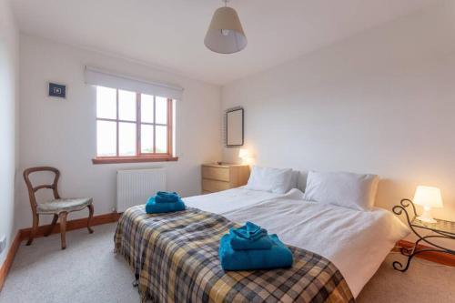 Un pat sau paturi într-o cameră la Home with superb view of St Andrews