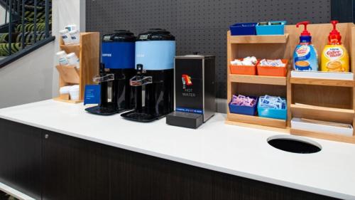 Příslušenství pro přípravu čaje a kávy v ubytování Holiday Inn Express Cincinnati West by IHG