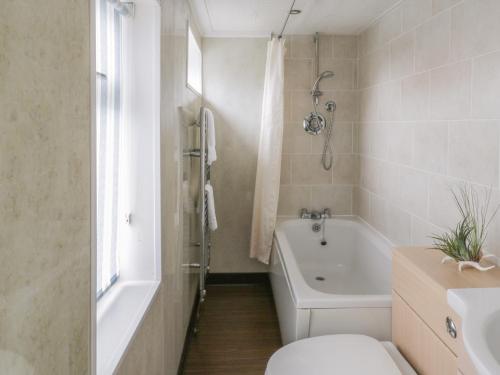 ein Badezimmer mit Badewanne, Toilette und Waschbecken in der Unterkunft Mulgrave Cottage in Saltburn-by-the-Sea