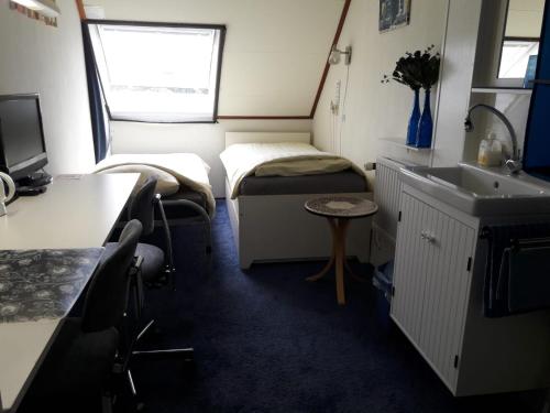 mały pokój z umywalką i łóżkiem w obiekcie BB Salem w mieście Strijen
