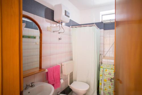 mała łazienka z toaletą i umywalką w obiekcie Villa SALENTO2 -doppio terrazzo panoramico vista mare mozzafiato immersa nella natura w mieście Alessano