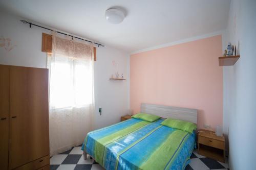 sypialnia z łóżkiem i oknem w obiekcie Villa SALENTO2 -doppio terrazzo panoramico vista mare mozzafiato immersa nella natura w mieście Alessano