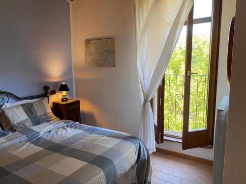 加沃拉諾的住宿－Podere La Tona，一间卧室设有一张床和一个大窗户