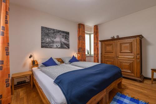 ベンスハイムにあるErnst-Ludwig-Promenadeのベッドルーム1室(大型ベッド1台、青いシーツ付)