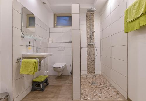 ベンスハイムにあるErnst-Ludwig-Promenadeのバスルーム(シャワー、洗面台、トイレ付)