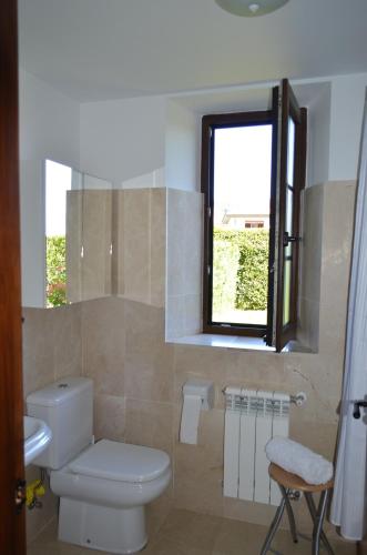 a bathroom with a toilet and a window at Apartamento Casona de la Viesca in Liendo