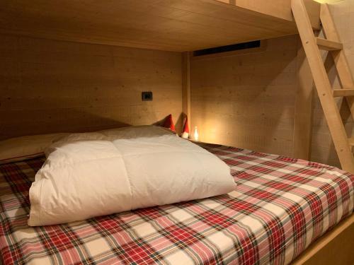 Bett in einem Zimmer mit Etagenbett in der Unterkunft Lacasinapungitopo in Folgarida