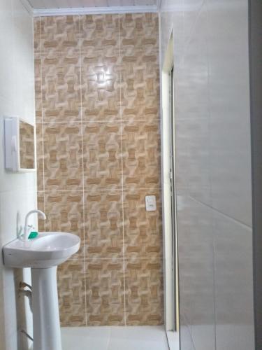 a bathroom with a shower and a sink at Casa Aurora da Chapada in Mucugê