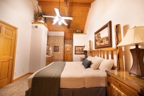 Ένα ή περισσότερα κρεβάτια σε δωμάτιο στο Cabins at Grand Mountain